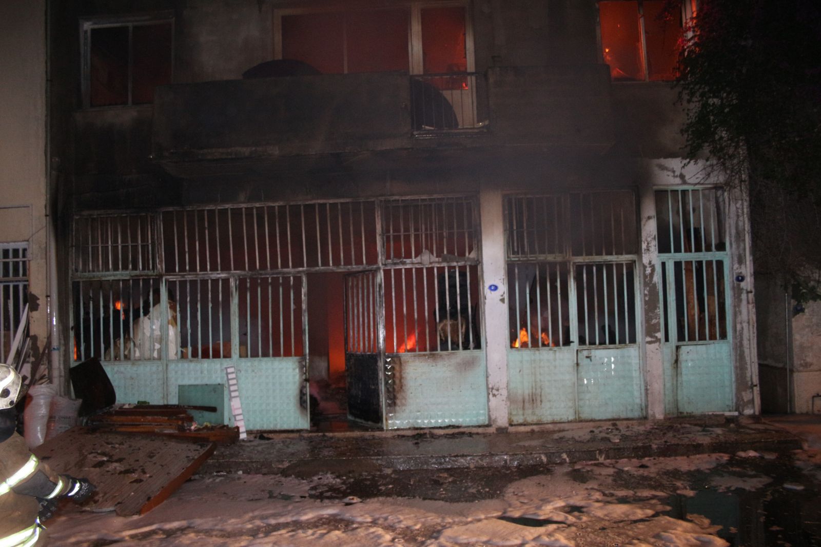 İzmir'de mobilya atölyesinde yangın