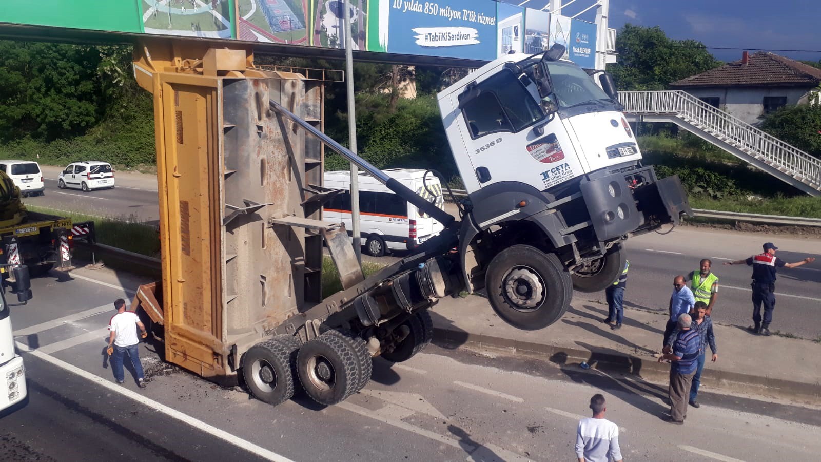 Sakarya'da damperi açılan kamyon üst geçitte asılı kaldı