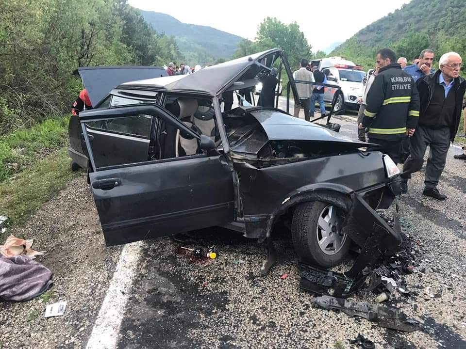 Otomobiller kafa kafaya çarpıştı: 1 ölü, 4 yaralı
