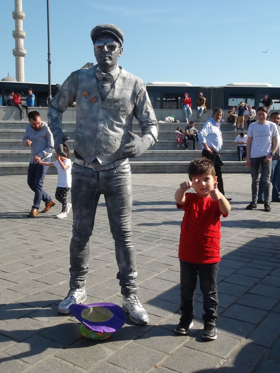 Vatandaşların ‘canlı heykel sanatçısıyla’ imtihanı kamerada