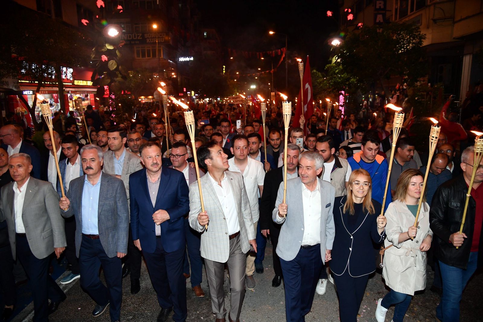 Isparta'da vatandaşa 1.5 ton gül suyu sıkılarak, 1 ton gül serpildi