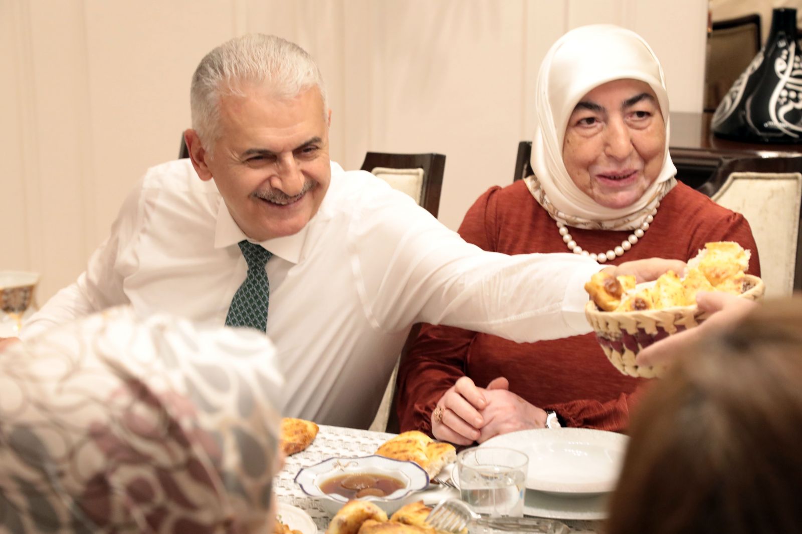 Binali Yıldırım iftarda Yılmaz ailesini misafir etti