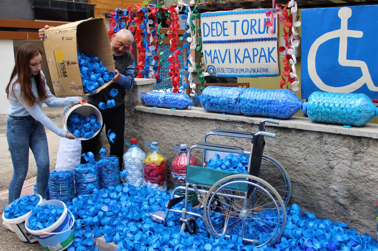 Dede-torun mavi kapaklarla 210 kişiye umut oldu