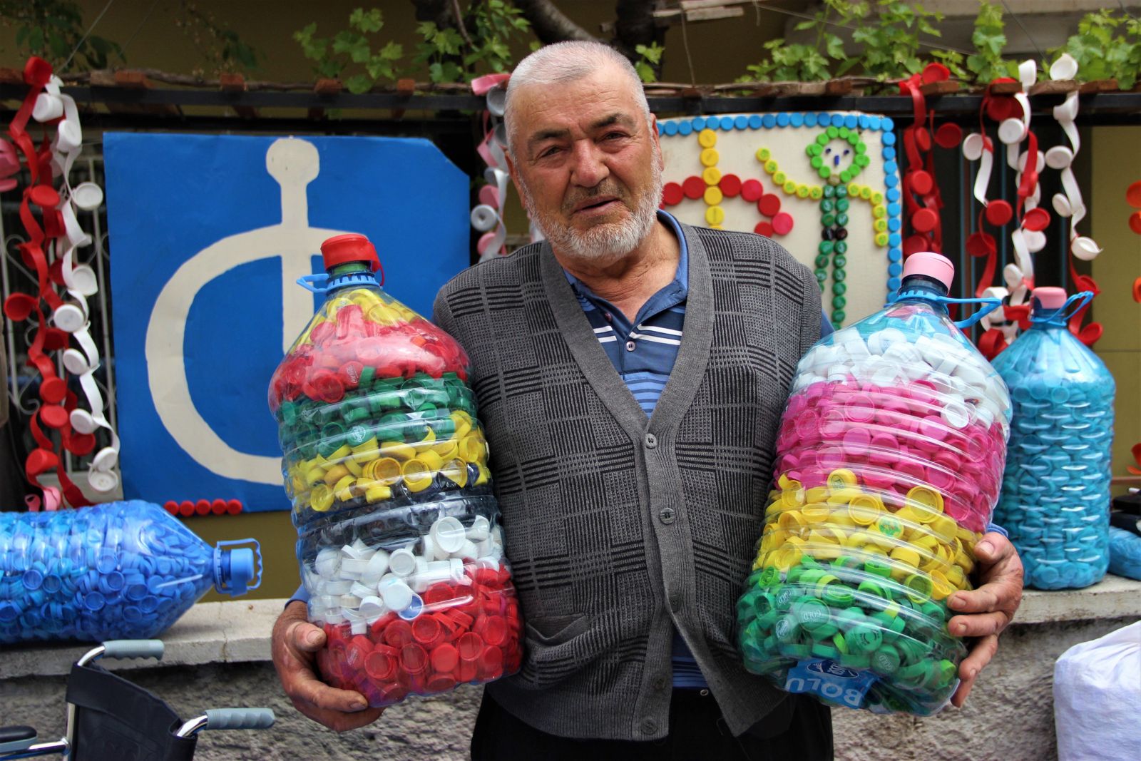Dede-torun mavi kapaklarla 210 kişiye umut oldu