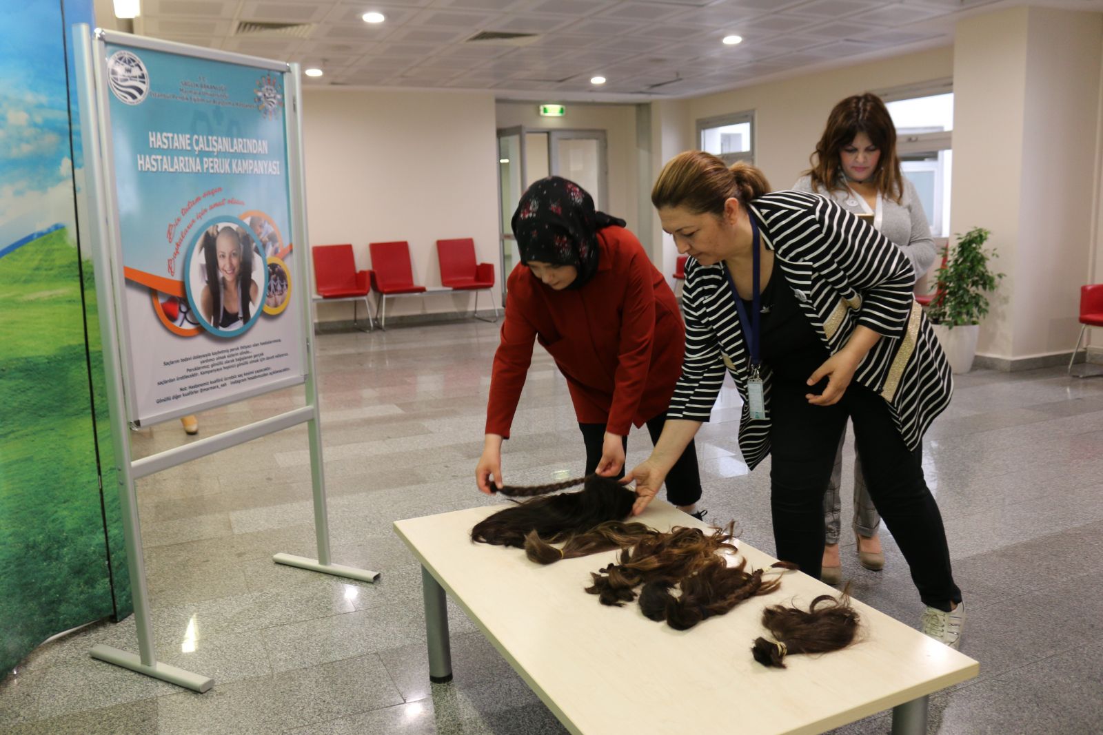 Hastane çalışanları tedavi gören kanser hastaları için saçlarını bağışladılar