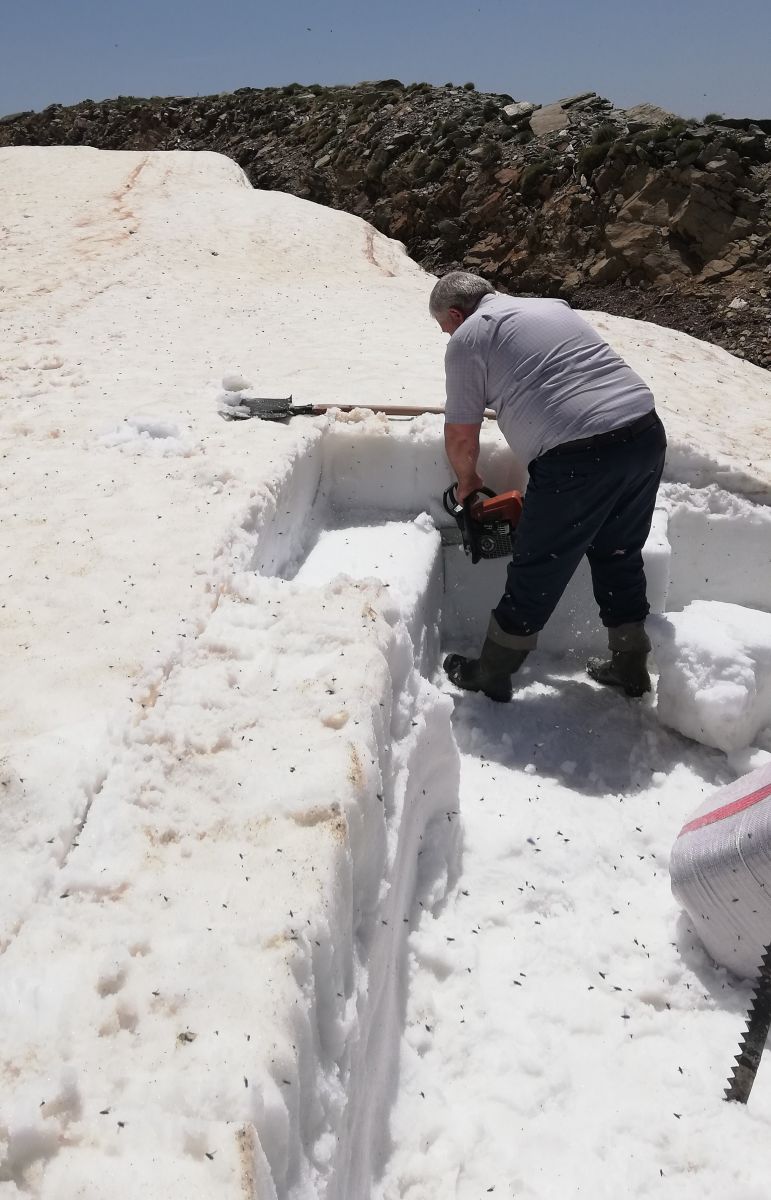 2 bin 157 metrede ekmeğini kardan çıkartıyor