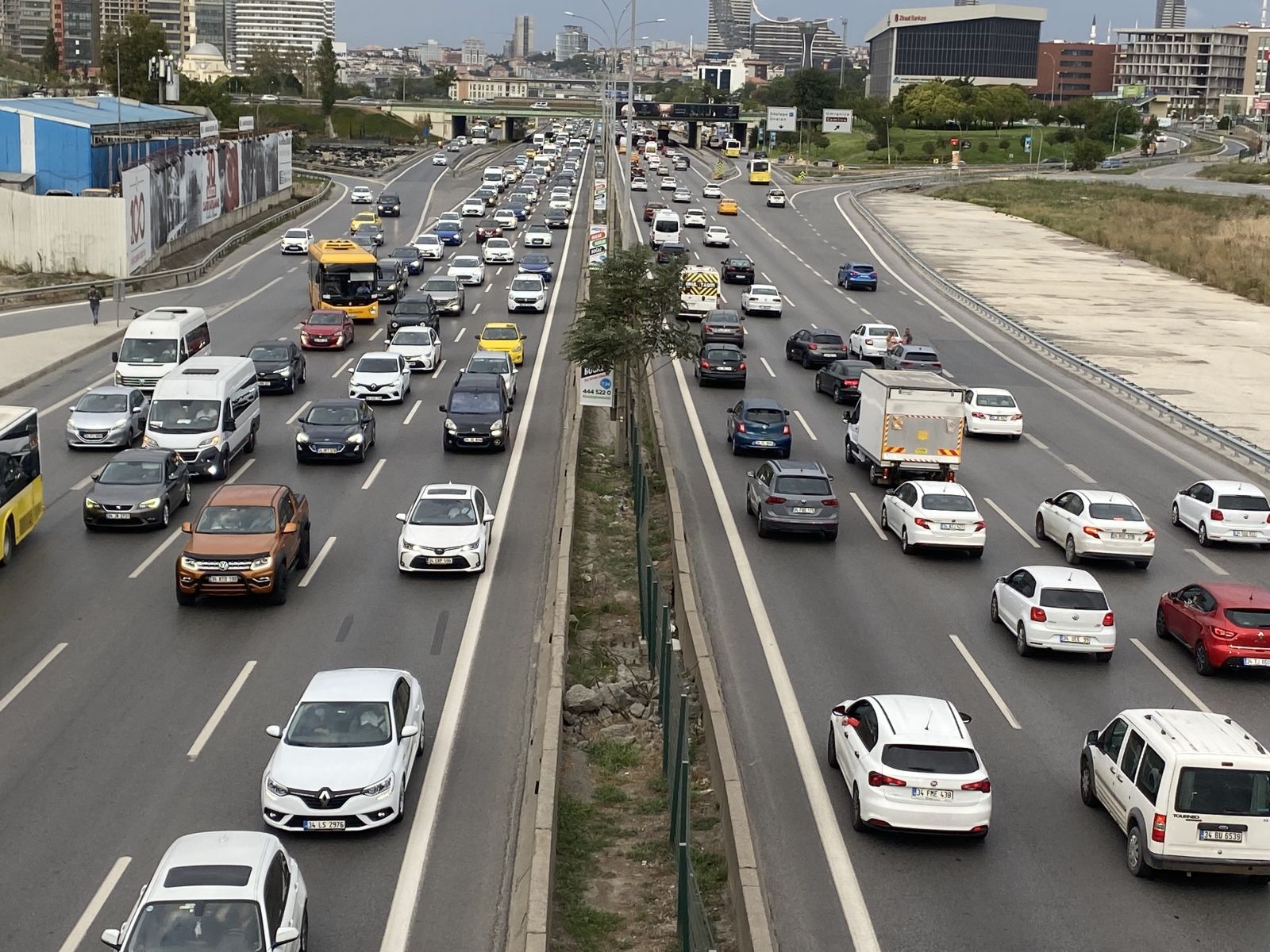 İstanbul trafiğinde 'ilk ders' yoğunluğu! Yeni eğitim dönemi başladı, sürücülerin çilesi arttı İstanbul trafiğinde 'ilk ders' yoğunluğu! Yeni eğitim dönemi başladı, sürücülerin çilesi arttı