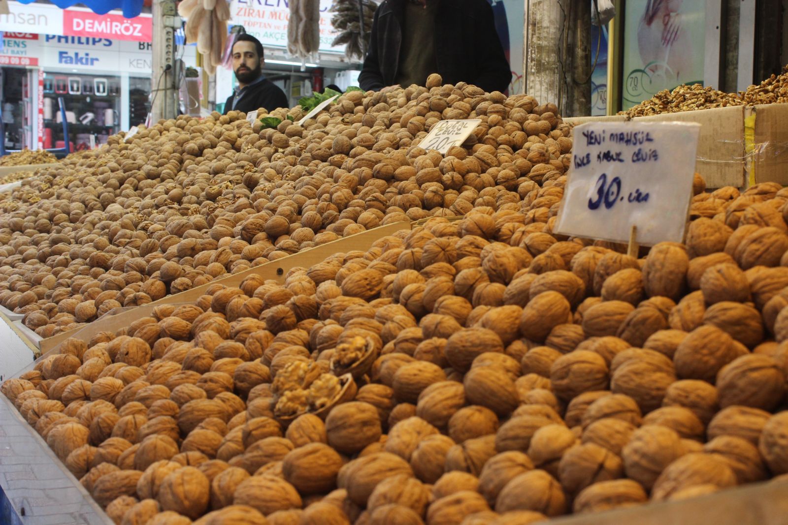 Bayram yaklaştı, pazarda tezgahlar cevizle doldu taştı