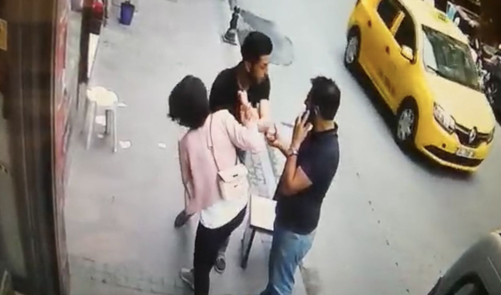 İstanbul’da dehşet anları kamerada... Beşiktaş’ta eşiyle kavga eden şahıs ekmek bıçağıyla terör estirdi