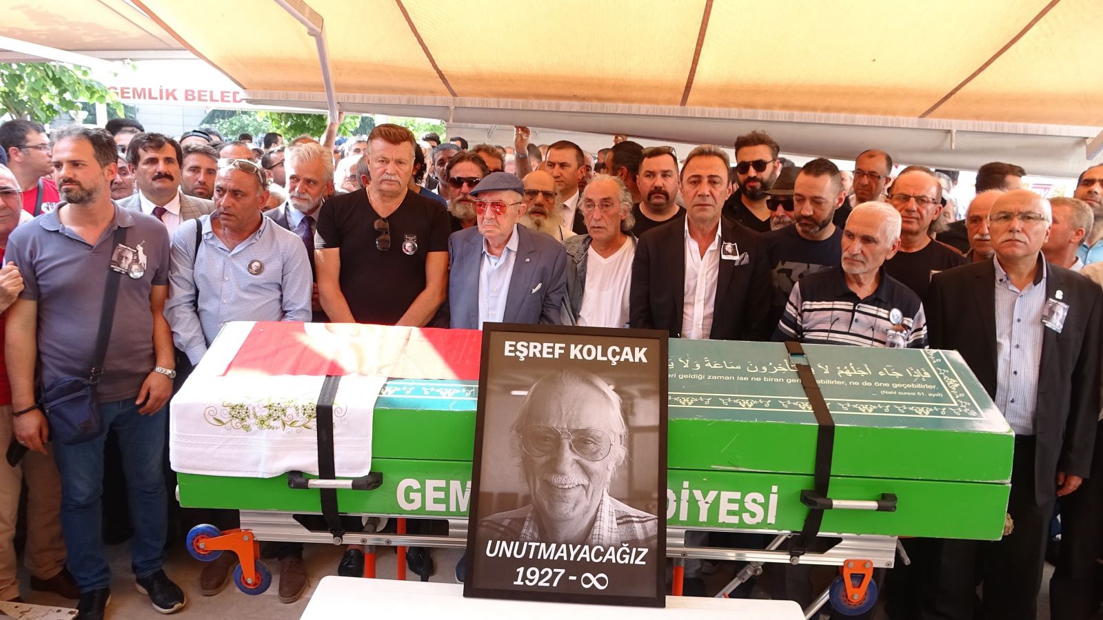Usta oyuncu Eşref Kolçak son yolculuğuna uğurlandı