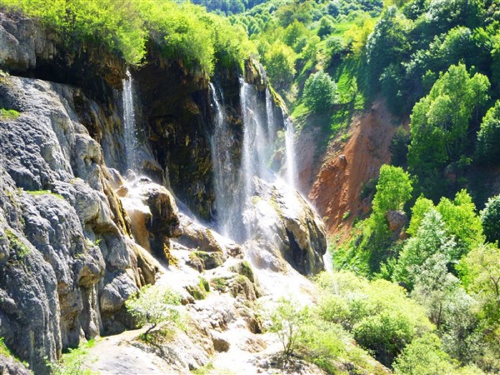 Turistik şelalenin suyunu kestiler!