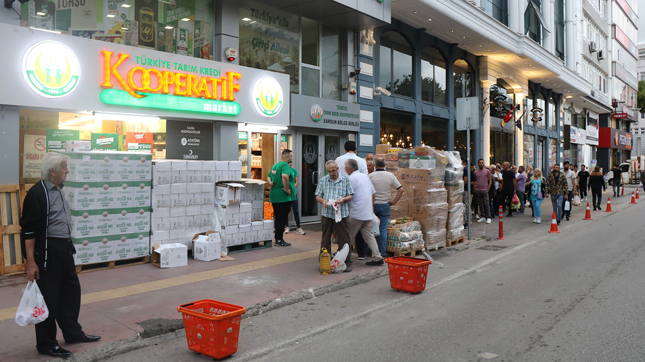 Ayçiçeği yağı ve şekerde indirimi duyan markete koştu