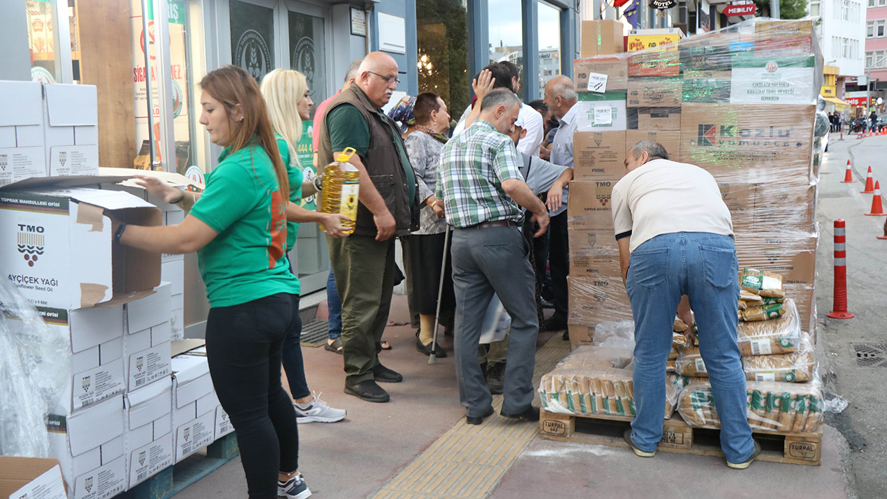 Ayçiçeği yağı ve şekerde indirimi duyan markete koştu
