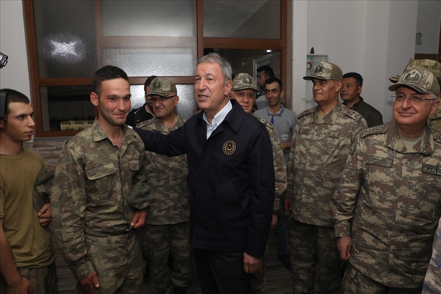 Bakan Akar ve komutanlar, geceyi sınırın sıfır noktasında geçirdi