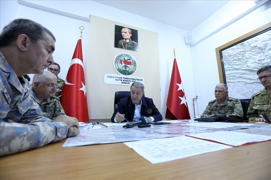 Bakan Akar ve komutanlar, geceyi sınırın sıfır noktasında geçirdi