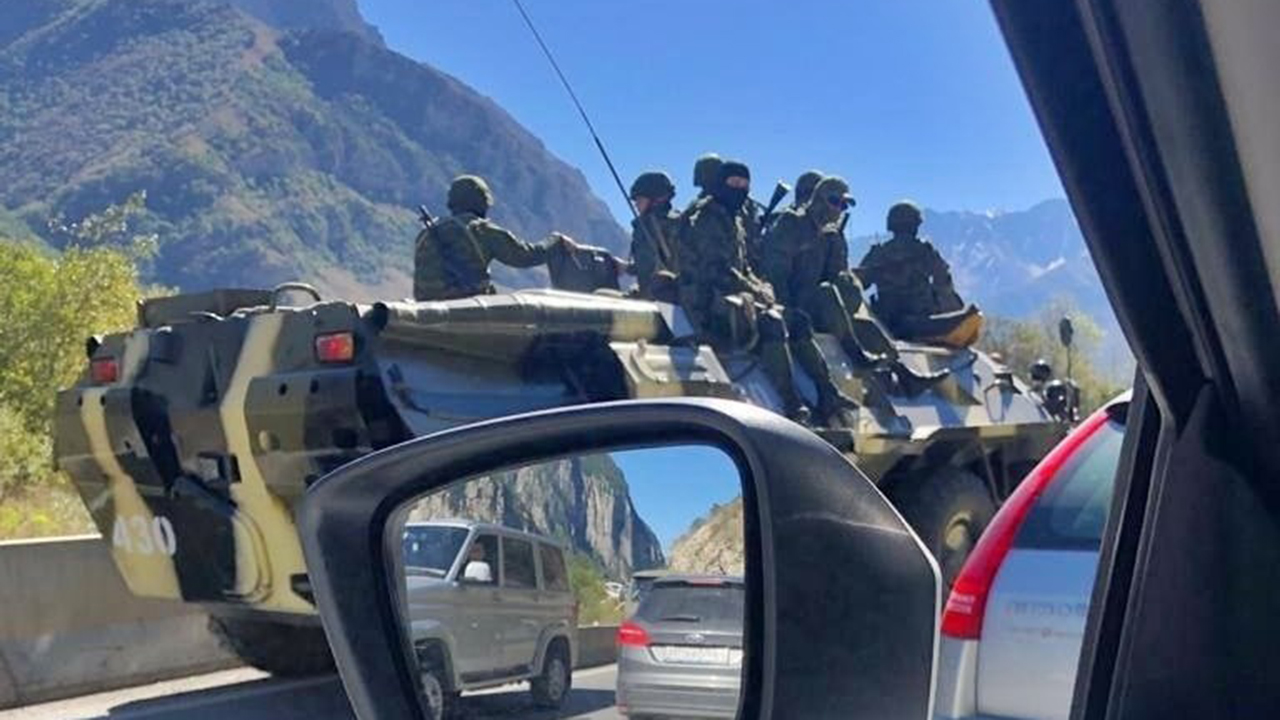 Ruslar kaçıyor! Gürcistan sınırında 20 kilometrelik araç kuyruğu