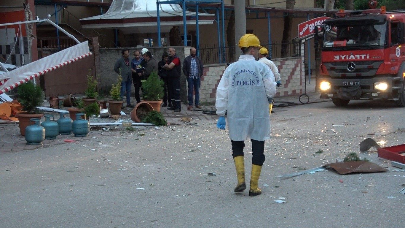 Mutfak tüpü gaz sıkışması sonucu bomba gibi patladı