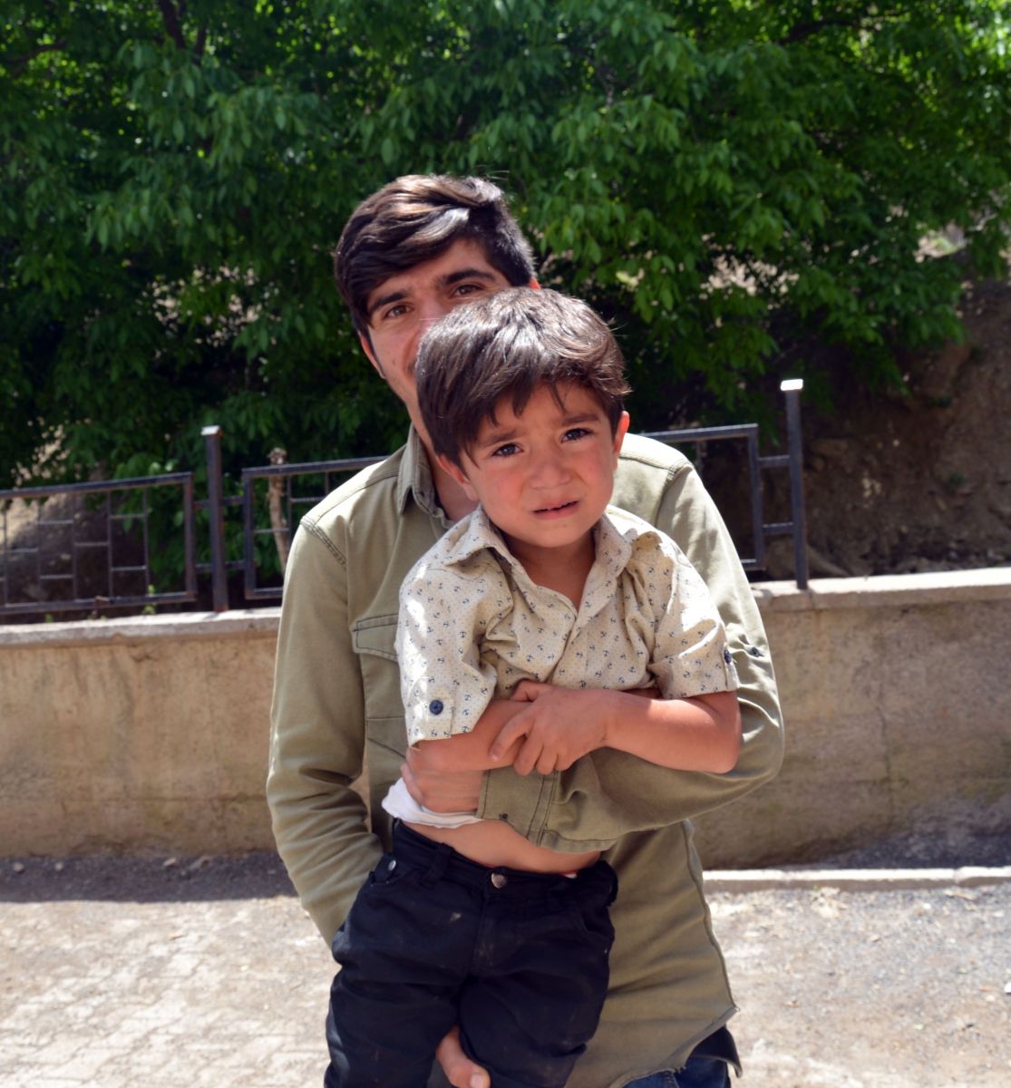 Ablasının evlenmesini istemedi, gelin arabasını taş yağmuruna tutup intihara kalkıştı