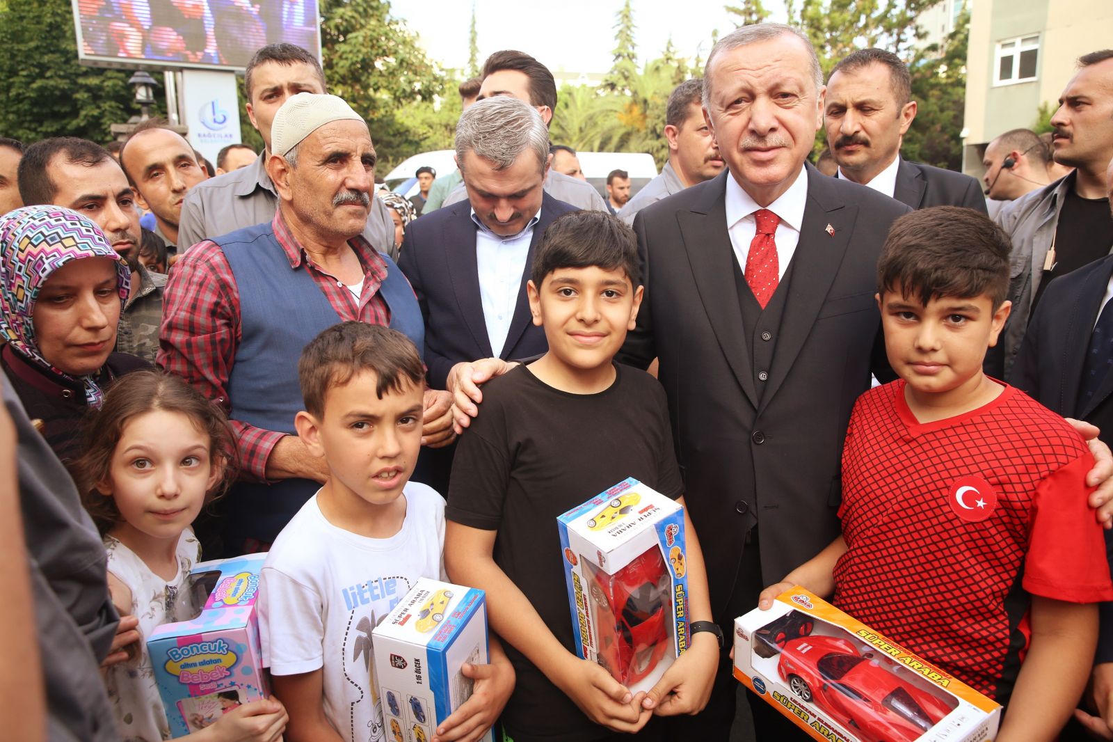 Cumhurbaşkanı Erdoğan, bir vatandaşın paketini alarak sigarayı bırakmasını istedi