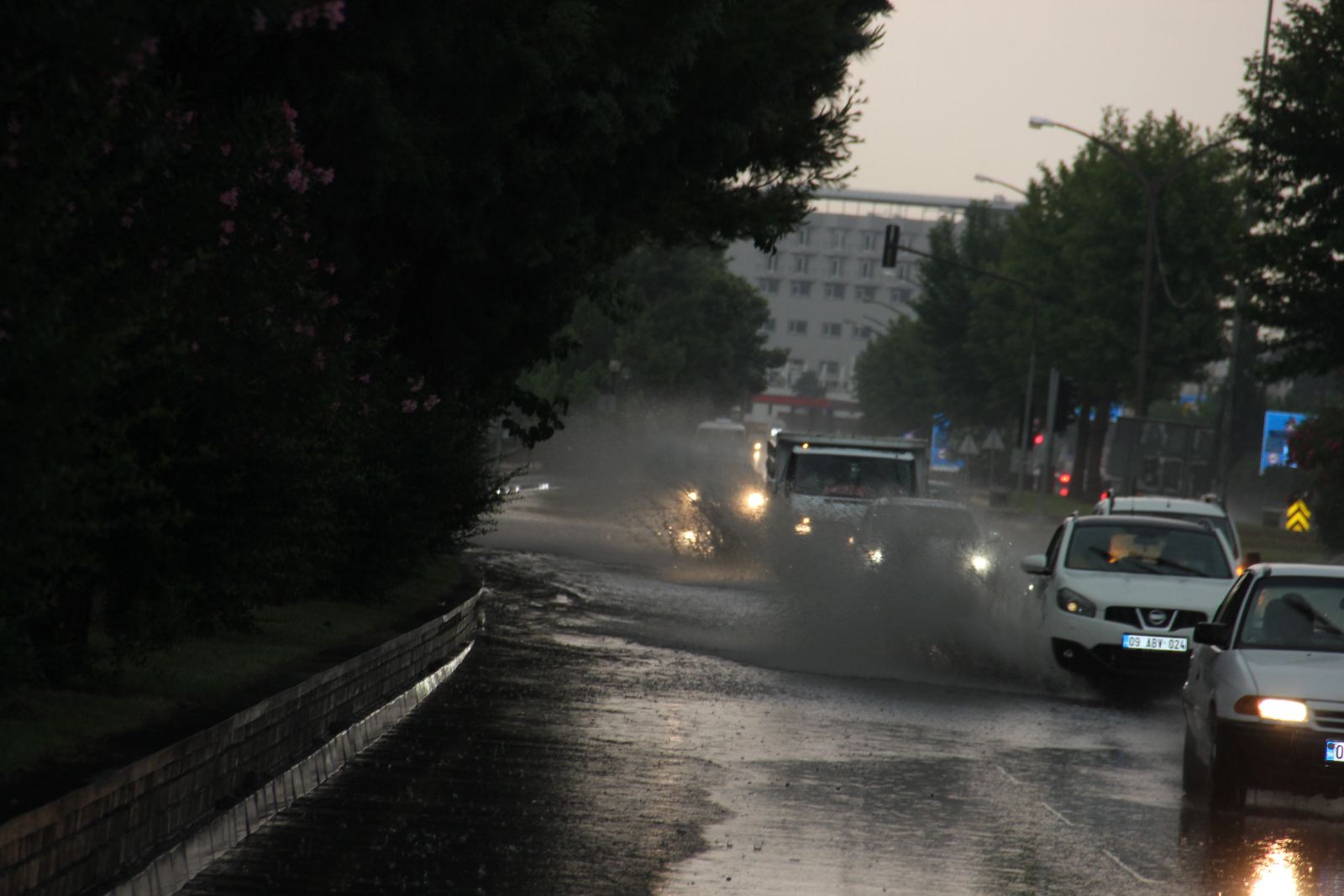 Aydın sele teslim oldu