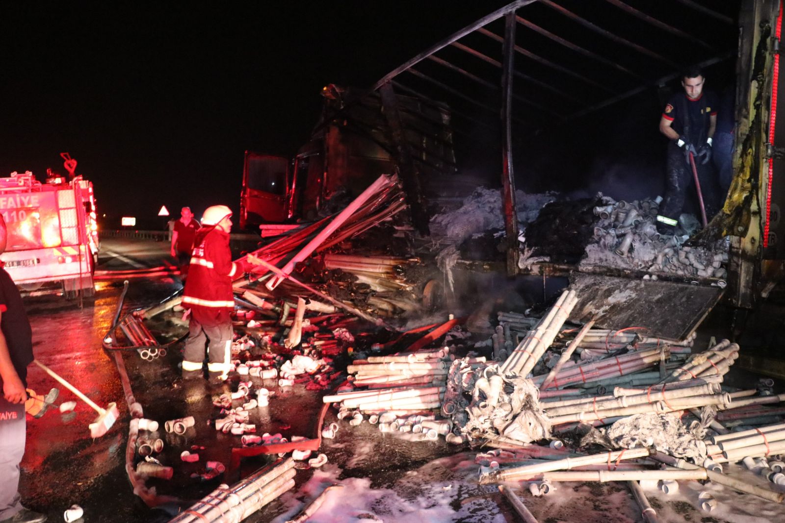 Kocaeli TEM’de plastik boru yüklü tır alev alev yandı Kocaeli TEM’de plastik boru yüklü tır alev alev yandı