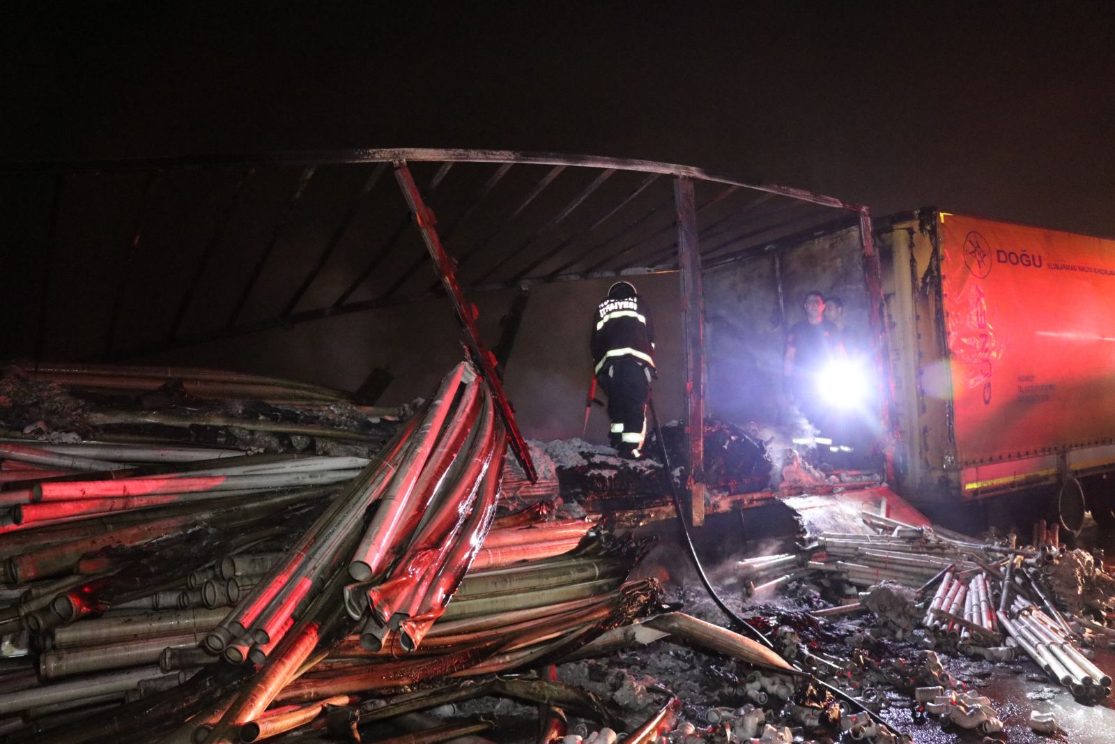 Kocaeli TEM’de plastik boru yüklü tır alev alev yandı Kocaeli TEM’de plastik boru yüklü tır alev alev yandı