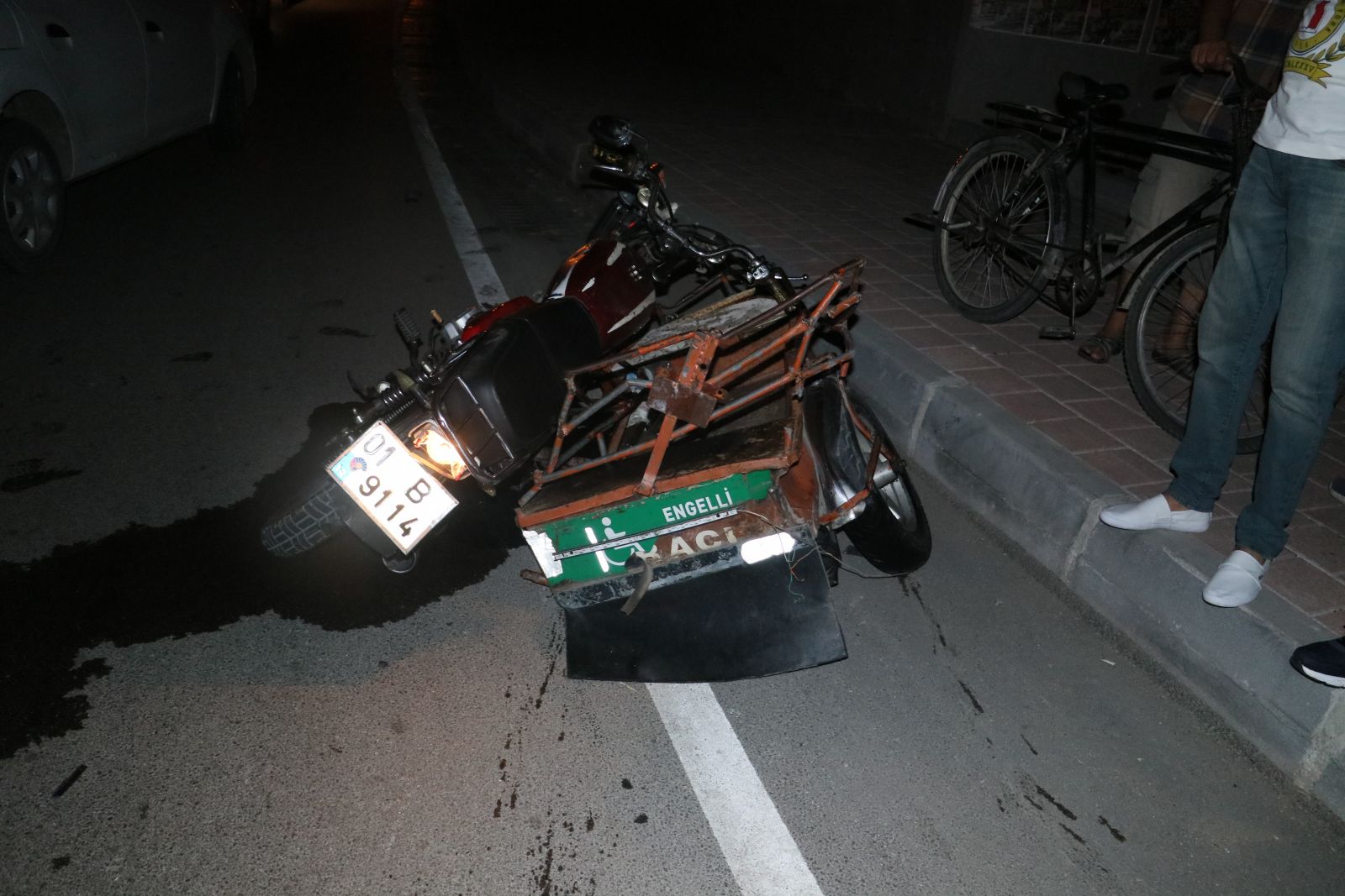 Otomobil engelli motosikletine çarptı: 1 ölü 1 yaralı