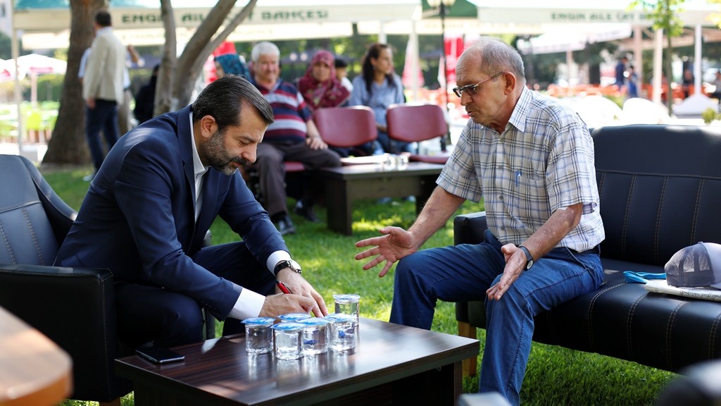 En şeffaf başkan! Makam odasını belediye bahçesine taşıdı