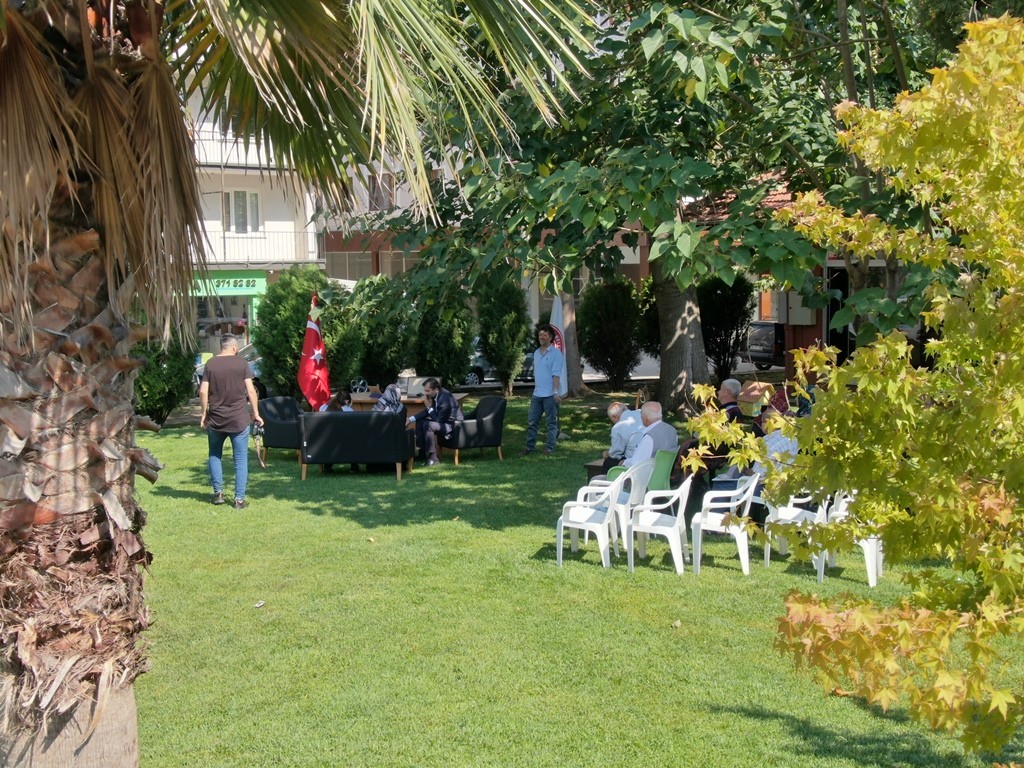 En şeffaf başkan! Makam odasını belediye bahçesine taşıdı
