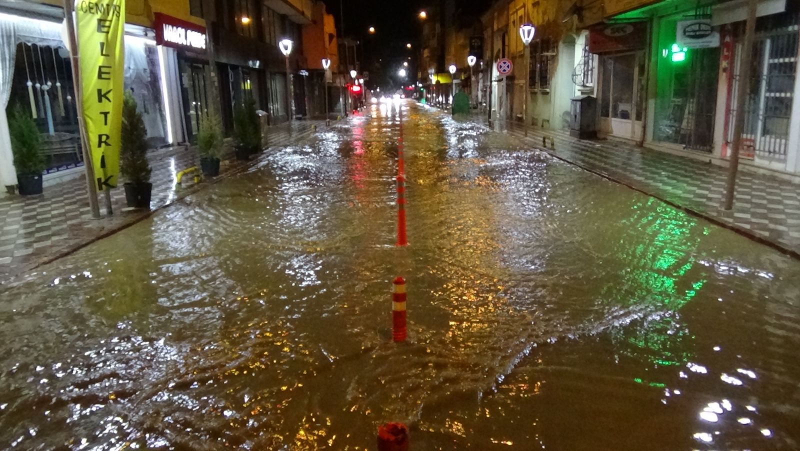 Sağanak yağış ağaçları yıktı, cadde ve sokaklar göle döndü