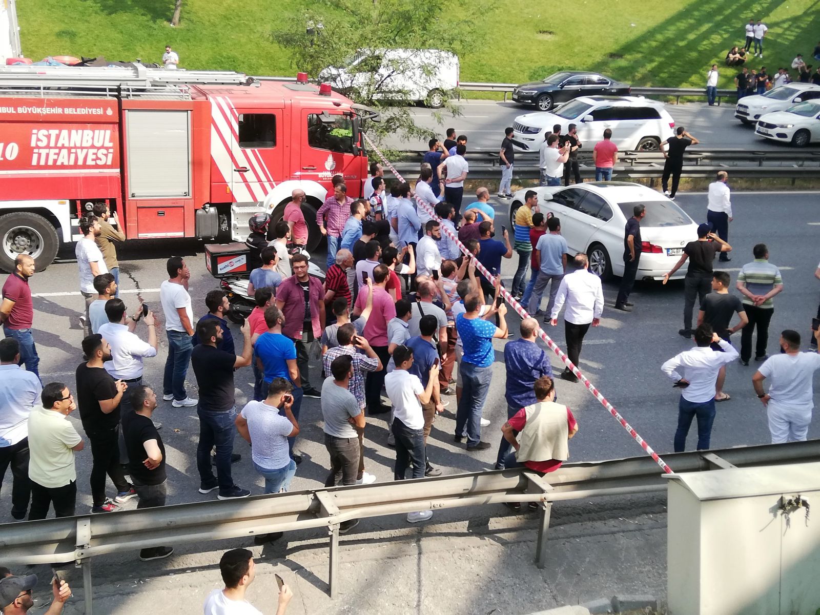 Kendisine bağıran şoförle kavga etmek için intihar etmek için çıktığı korkuluklardan indi