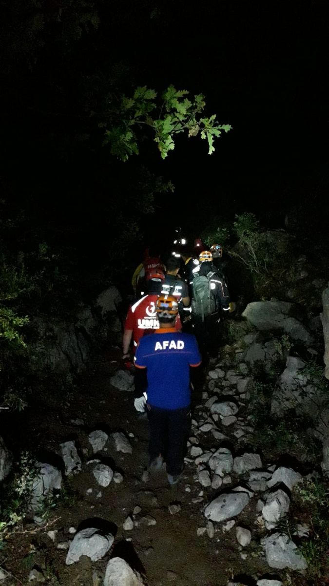 Dağda mahsur kalan vatandaş 5 saat süren operasyonla kurtarıldı