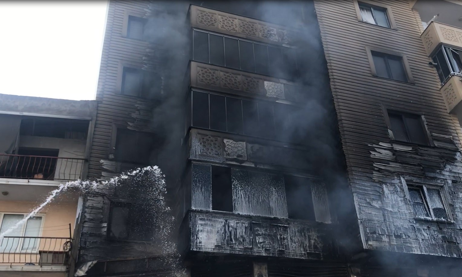 Klima patladı, ortalık savaş alanına döndü Klima patladı, ortalık savaş alanına döndü