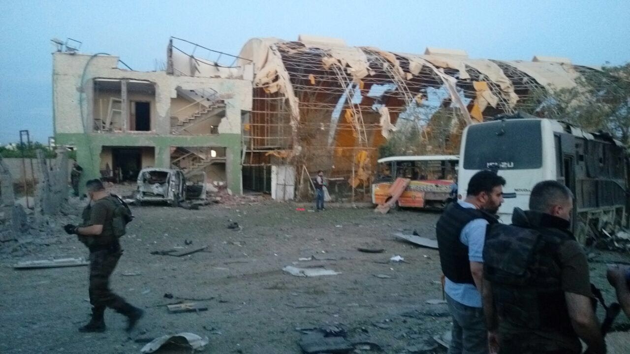 Silopi'de polis aracına bombalı saldırı!