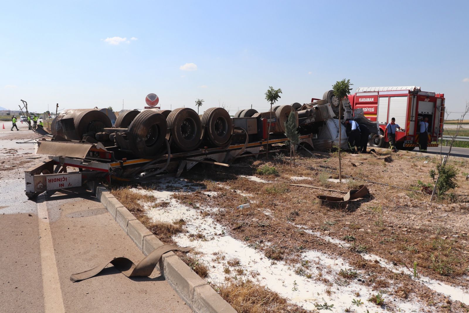 Karaman’da süt tankeri devrildi: 1 ölü