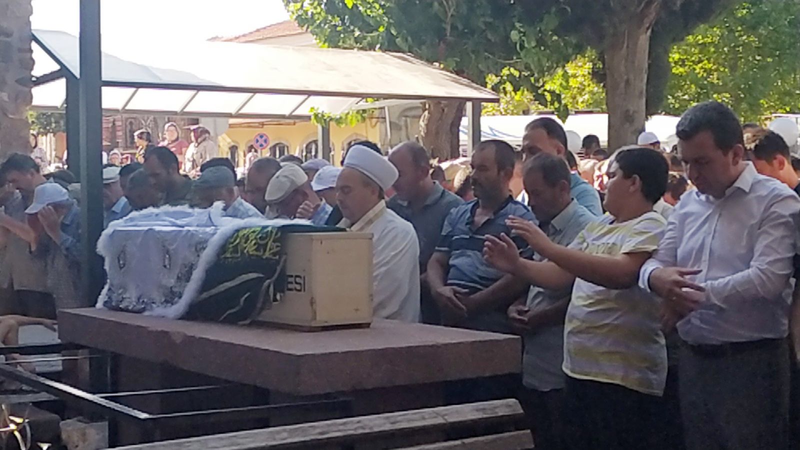 Arabada bırakılan ve yanarak can veren minik Melih'e en acı veda