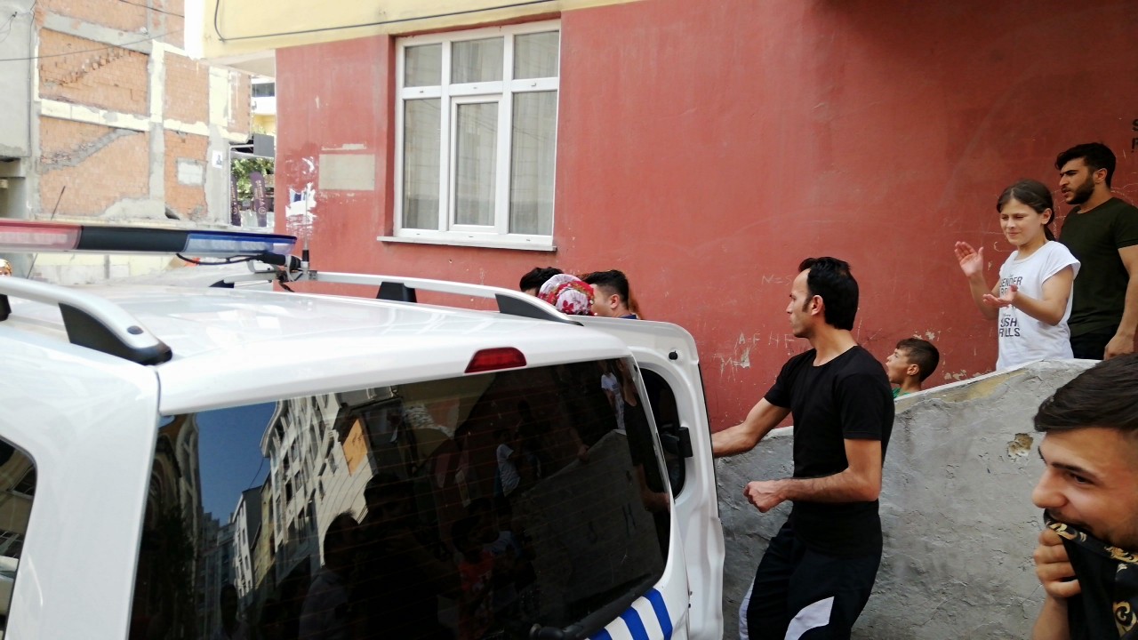 Apartman kapsını sıkıca tuttu, kadın hırsızları böyle yakalattı