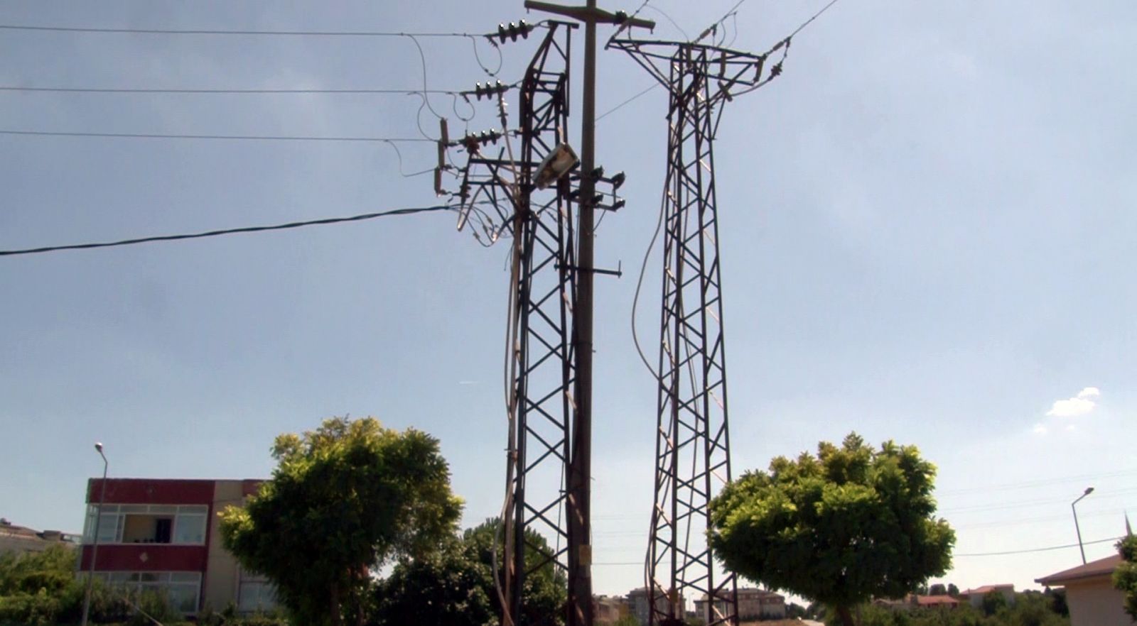 Büyükçekmece’de elektrik direğine çıkan kişi elektrik çarpması sonucu ağır yaralandı