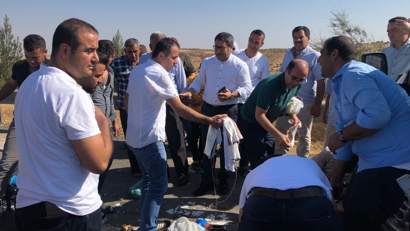 Kazayı gören AK Partili vekil, yaralıların yardımına koştu