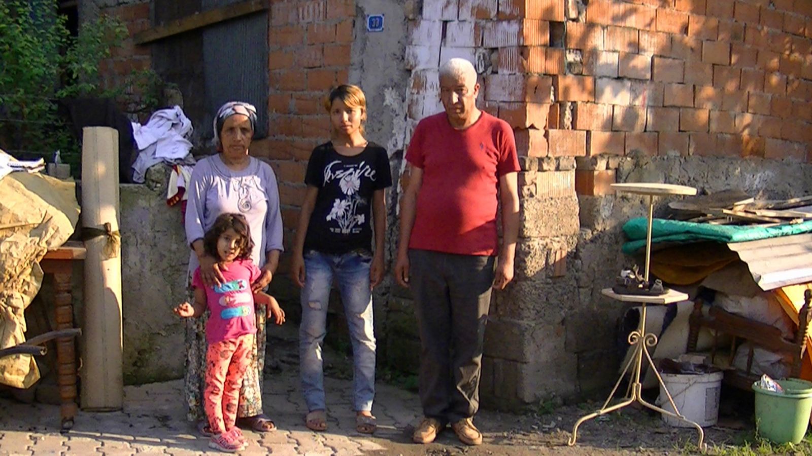12 kişilik aile, harabeye dönen evde geceleri nöbet tutarak uyuyor