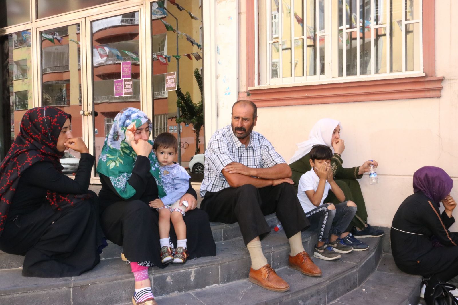 HDP binasının önünde bekleyen annenin isyanı