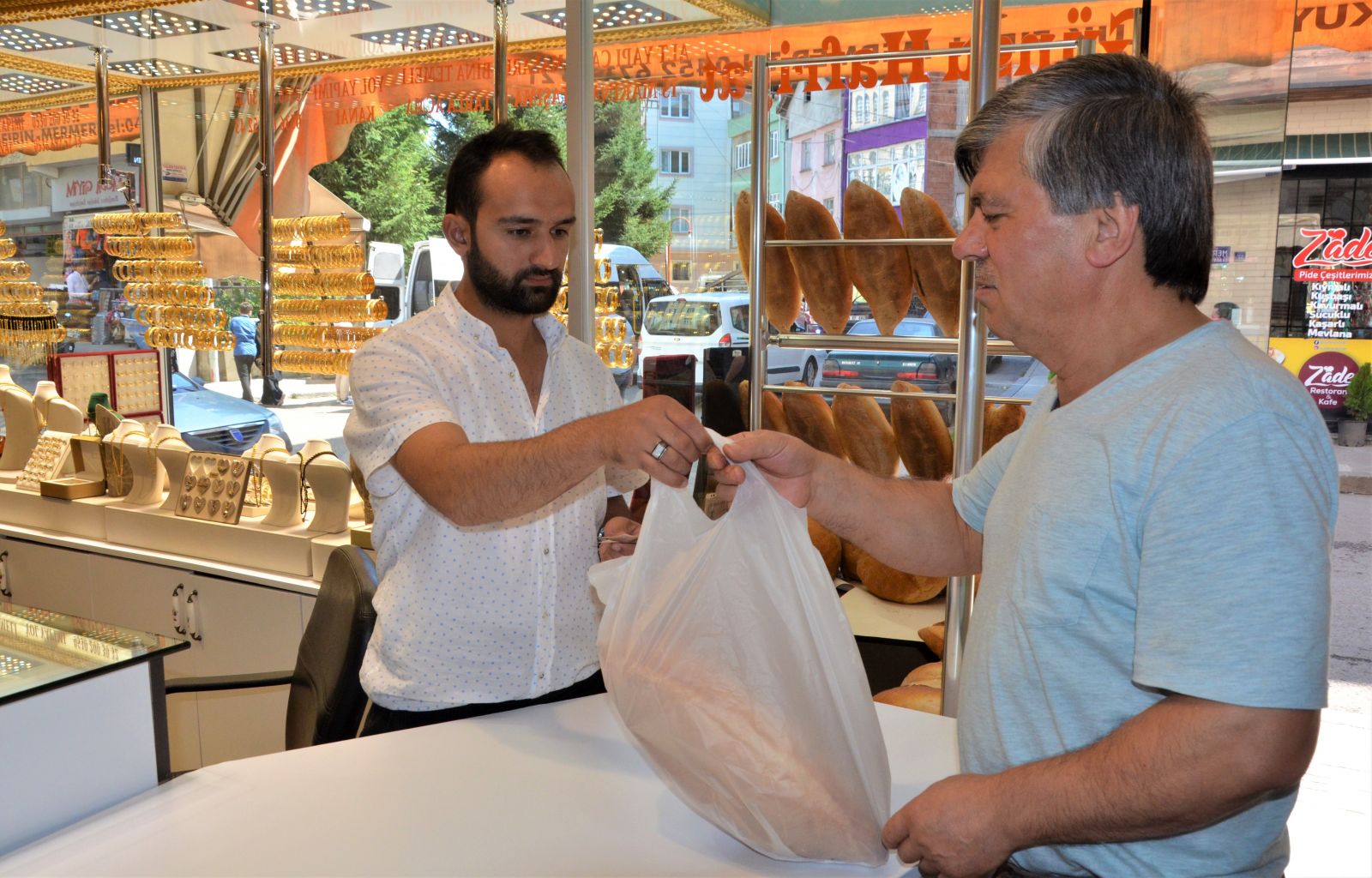 Bu kuyumcuya 'altın' almaya gelen ‘ekmek’ alıp çıkıyor