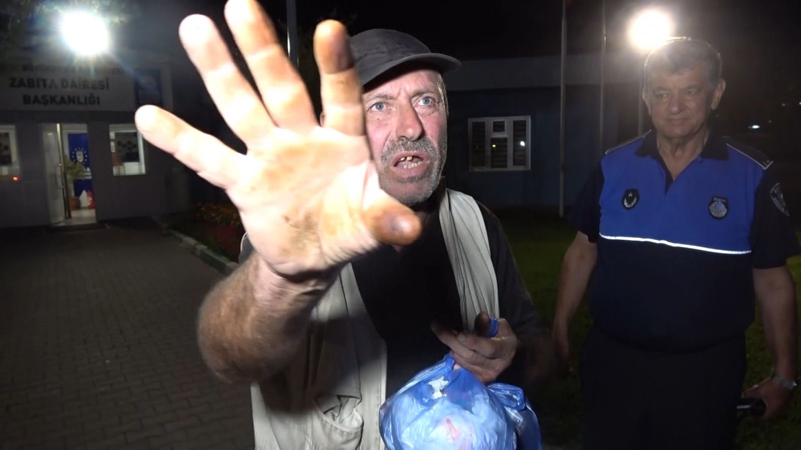 Dilencinin üzerinden çıkan 16 bin TL zabıta ekiplerini şaşkına çevirdi