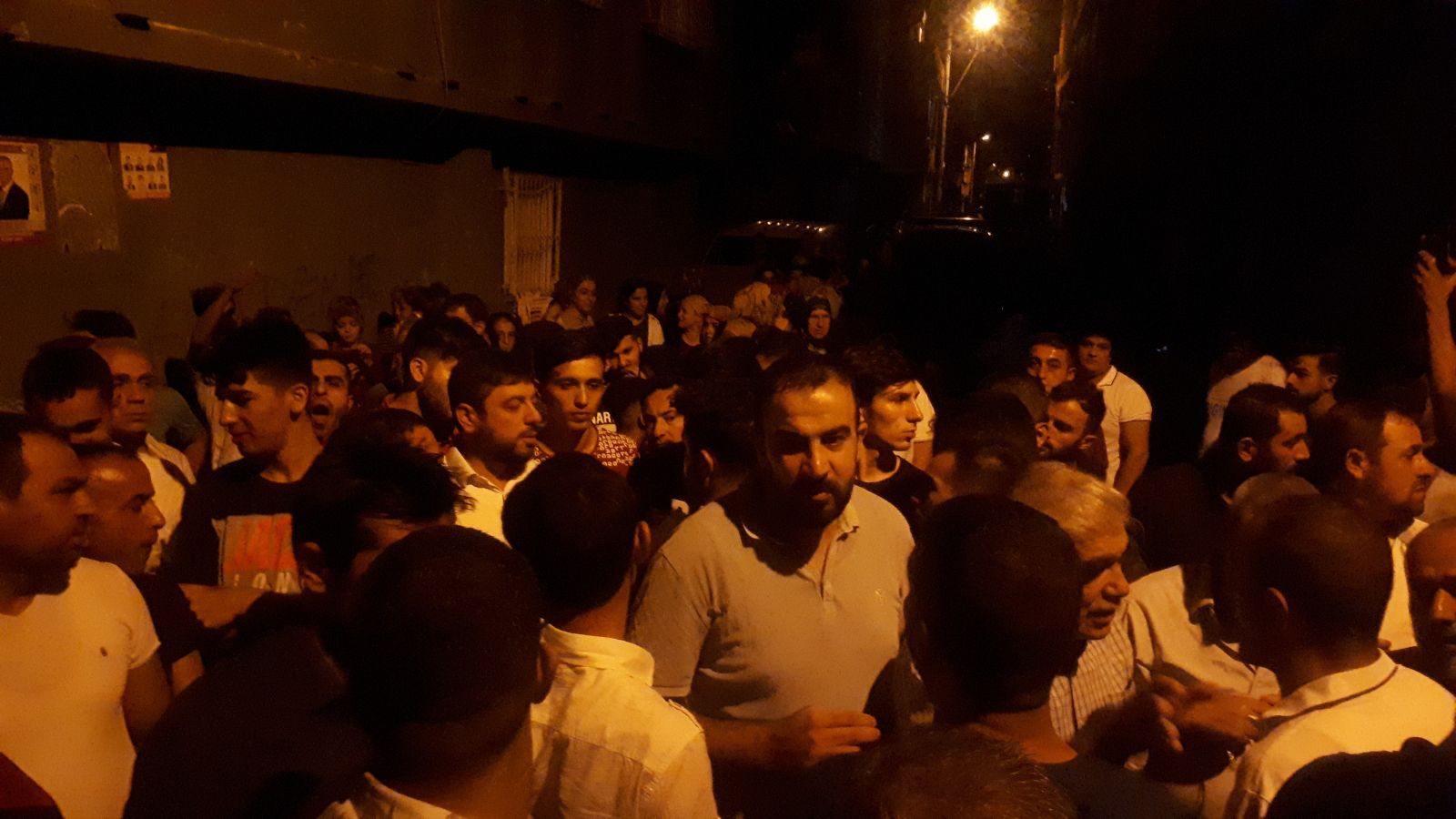 11 yaşındaki çocuğu taciz ettiği iddia edilen şahsın evini vatandaşlar yakmak istedi