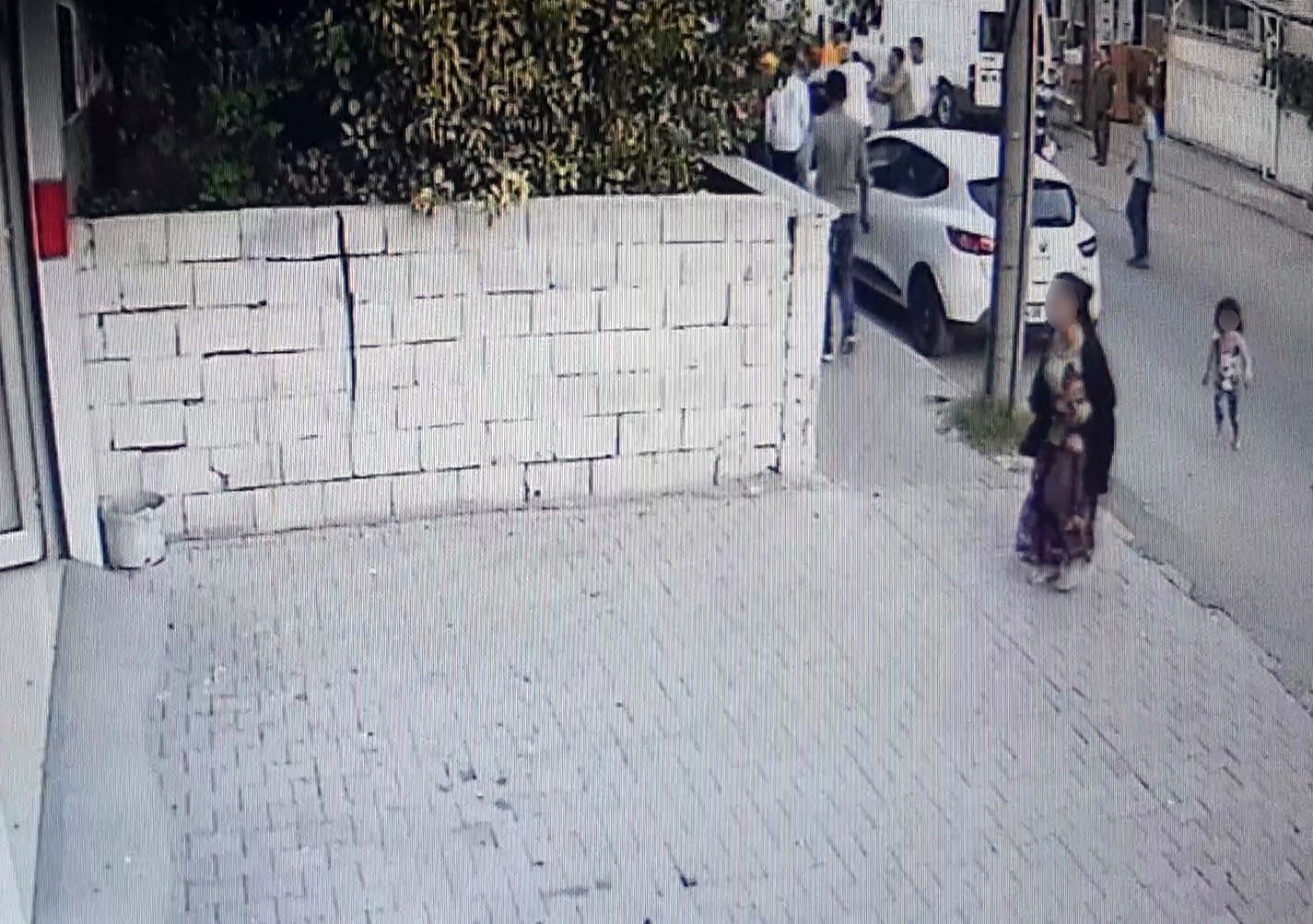 Sokak ortasında kocadan hamile eşine şiddet iddiası