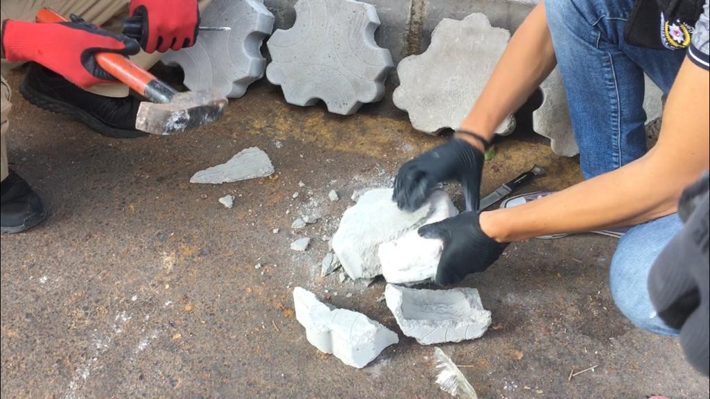 Kargo şirketinde paketleri açan polis gözlerine inanamadı