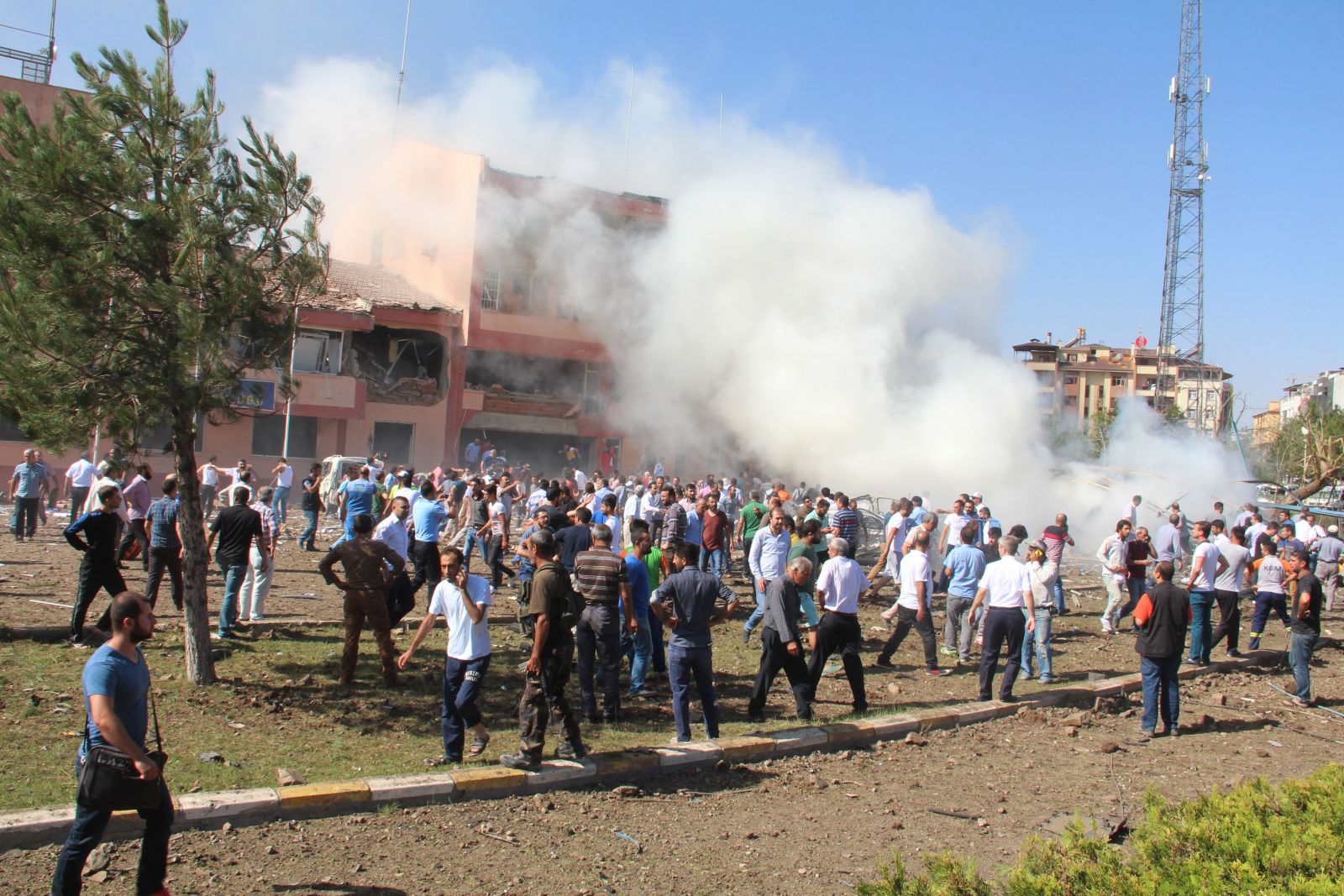 Elazığ'da bombalı saldırı: 3 şehit, 170 yaralı
