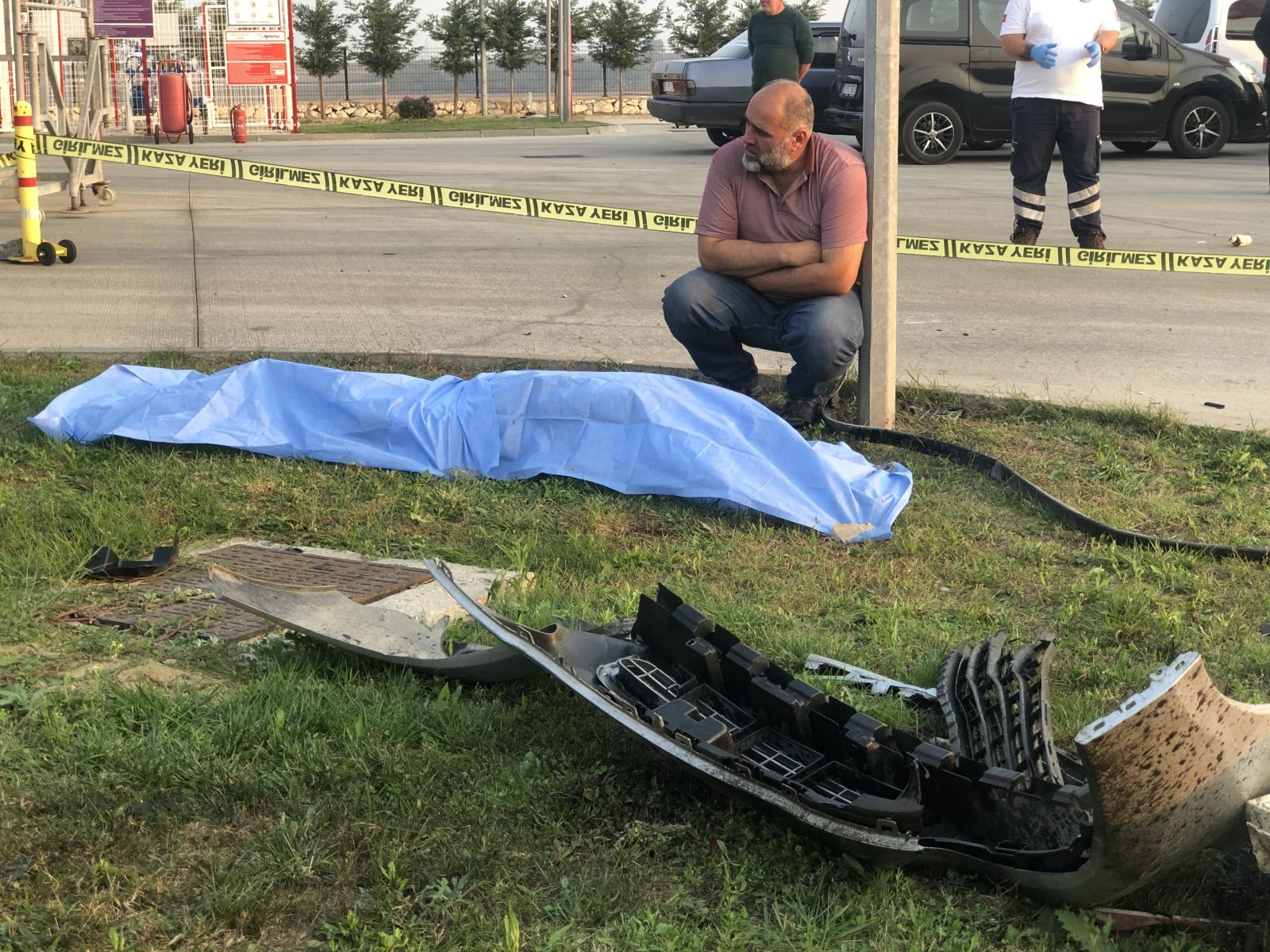 Otomobil yol kenarında bekleyenlere çarptı: 1 ölü