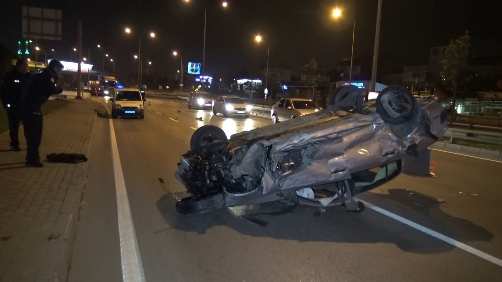 20 takla atan aracın içinden burnu kanamadan çıktı, hurdaya dönen aracı için hüngür hüngür ağladı