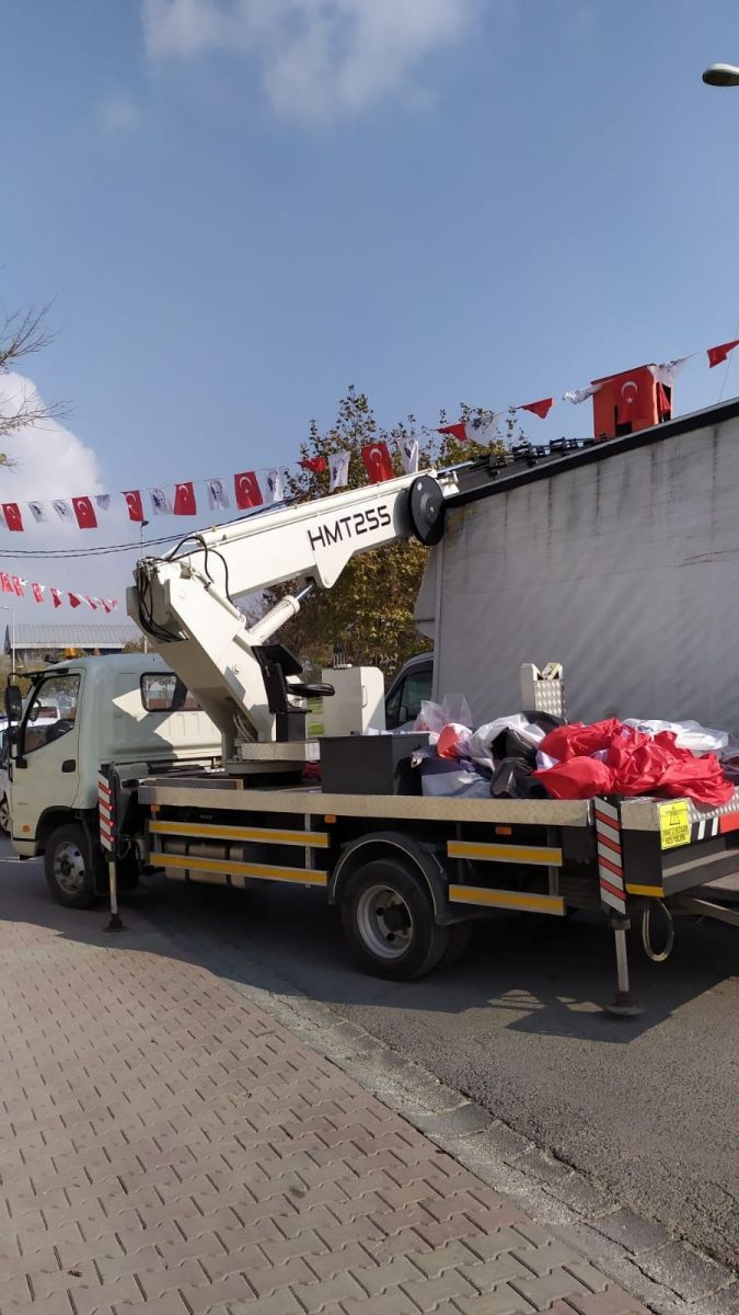 Asılan bayrakları indirmek için vince çıkan işçinin acı sonu